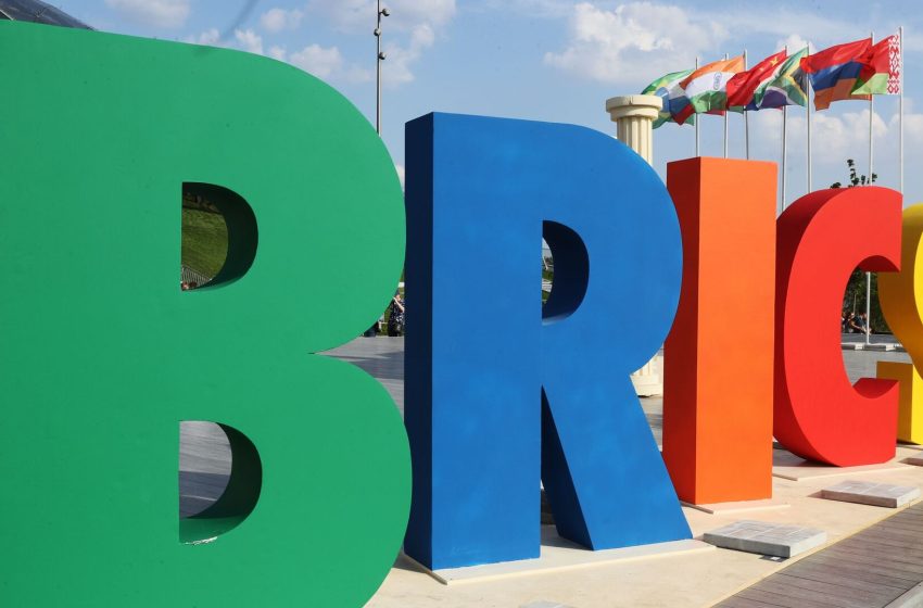  Observadores acreditam que moeda do BRICS pode desafiar hegemonia do dólar norte-americano