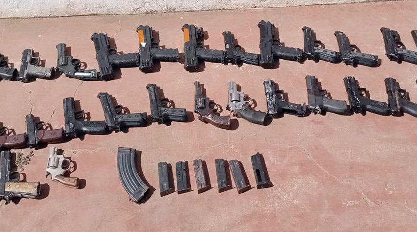  Policia moçambicana nega alegações dos dois estrangeiros detidos de que as armas serviam de protecção pessoal