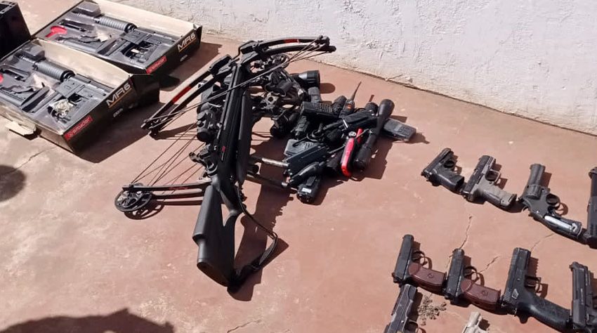  A polícia moçambicana acaba de deter um português e um zimbabweano na posse de armas de guerra