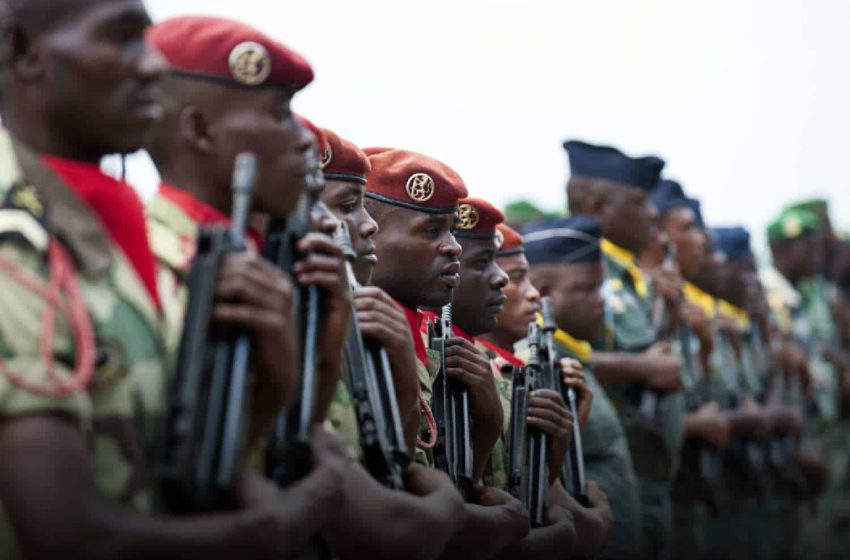  Militares no Gabão dissolvem instituições democráticas após reeleição do Presidente Bongo
