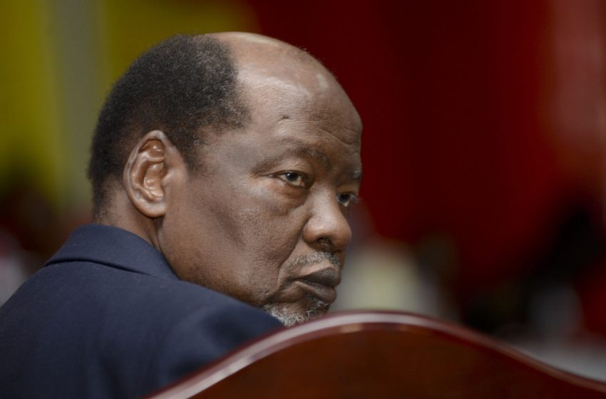  Chissano classifica golpes em África como retrocesso à paz e democracia