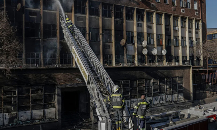  Setenta e seis mortos é o novo balanço do incêndio num edifício em Joanesburgo