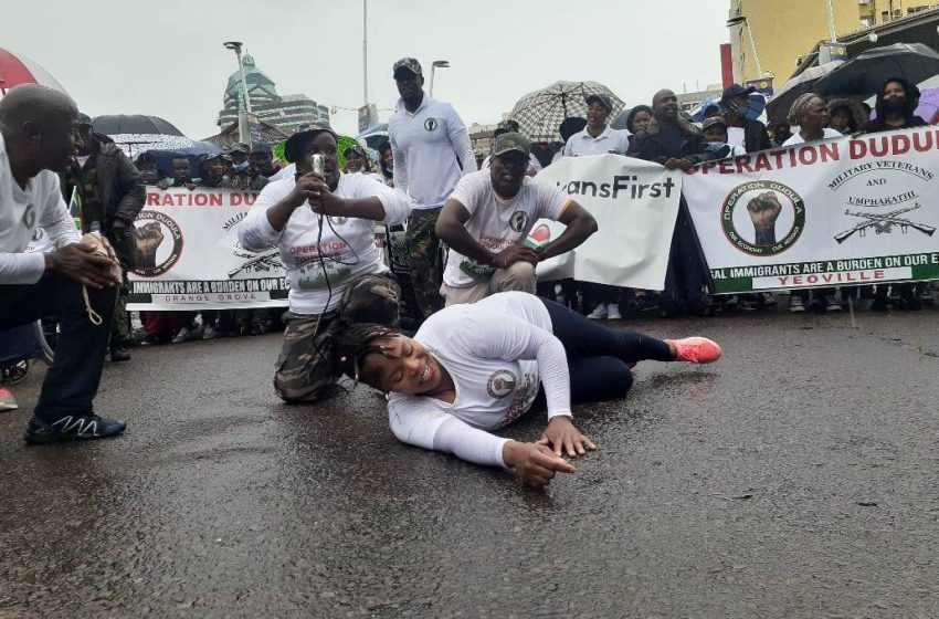  Odeio estrangeiros – diz um membro do grupo sul-africano Operation Dudula