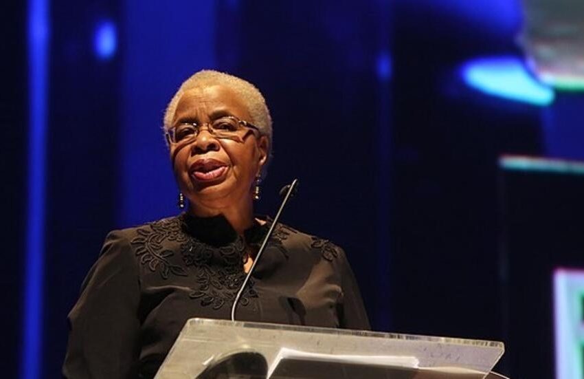  Graça Machel diz estar preocupada com o rumo que o país está a tomar