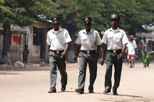  Venda de vagas leva dois polícias a pena de sete e oito anos de prisão efectiva em Inhambane
