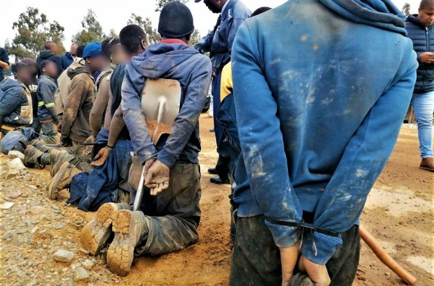  Polícia desactiva uma rede de 478 imigrantes que se dedicava à mineração ilegal na África do Sul